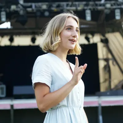Камилла здесь